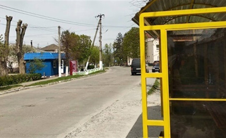 Вкрали світильник на сонячних батареях з зупинки на Козацькій у Славуті