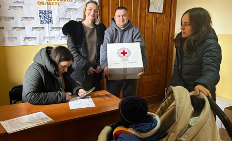 У Біляївській громаді родини переселенців з маленькими дітьми отримали спеціальні сімейні набори