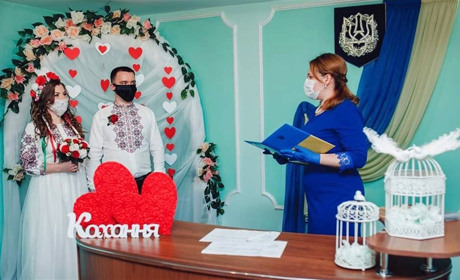 Кохання проти карантину. З початку пандемії у Конотопі зареєстрували 18 шлюбів