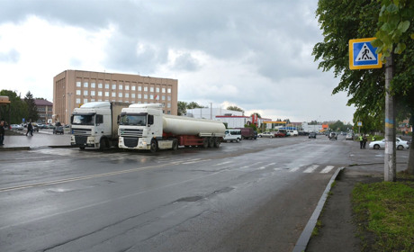 Одні водії вантажівок їздитимуть через Золотоношу по перепустках,  інші – манівцями
