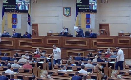 Голові Одеської облради від "Слуг народу" подарували подушку з доларами: він не оцінив жест