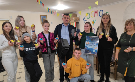“Закривати збори стає важче”: молодіжна спільнота “Сотерія” збирає на дрон і рації для військових
