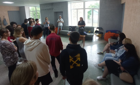 Змагання і кіно в бомбосховищі. Як у Мені вчили захищатися та надавати першу медичну допомогу