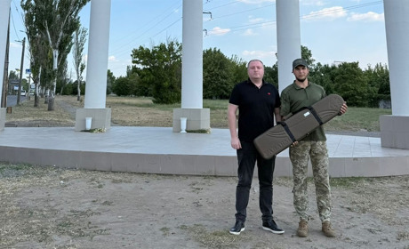Роман Мрочко подарував свою мисливську рушницю херсонським військовим — збивати російські дрони