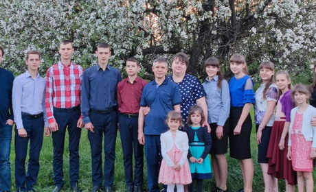 Окупація, голод, обстріли, добро, молитва – історія багатодітної родини поліщуків-втікачів від війни
