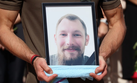 Життя, обірване війною: в Южноукраїнську попрощалися із захисником Олександром Романченком