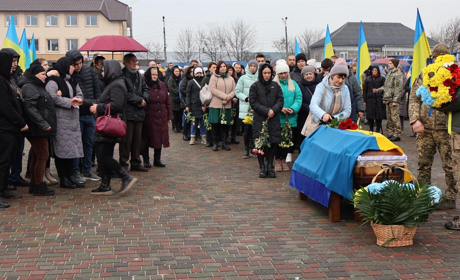 Художник, волонтер, військовий: у Сарненській громаді попрощалися з Олександром Карасевичем