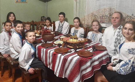«Гніздо Ластівок» на Сатанівеччині: історія подружжя, яке стало названими батьками для 14 дітей