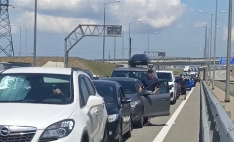 Транспортний колапс у Криму: Керченський міст стоїть у заторах