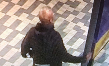 Акт вандалізму у Південноукраїнську: камери зафіксували зловмисника біля Дошки Вічної пам’яті