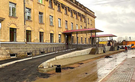 Реконструкция горбольницы: завершаются работы по въезду для Скорых (видео)