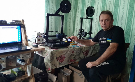 Волонтери Салтикові долучилися до ДрукАрмії: дружина виготовляє запчастини, а чоловік пішов у ЗСУ