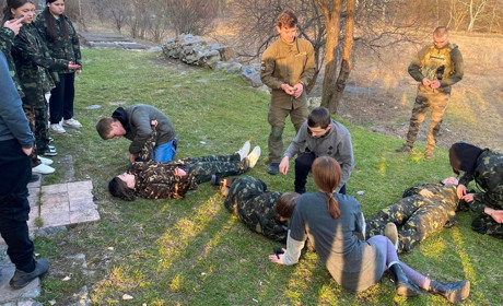 Андрій Федорук у Переяславі вчив юних туристів виносити і транспортувати поранених із зони обстрілу