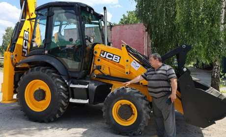 "Звягельтепло" і водоканал отримали два екскаватори JCB від Німеччини