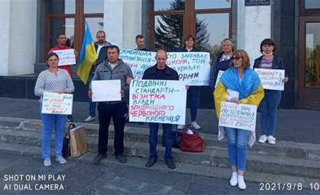 Кременчанка оголосила голодування на знак протесту перепрофілювання школи