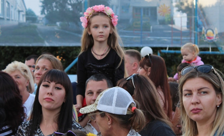 Фоторепортаж з дня міста: 36 кілограмів картоплі, подвійне весілля і загублений хлопчик