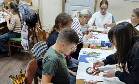 У Шостці діти та дорослі малювали на екошоперах, щоб зняти стрес (фото)