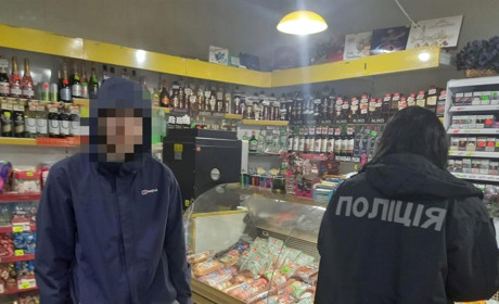 Поліцейські притягнули до відповідальності продавчиню за продаж алкоголю неповнолітньому
