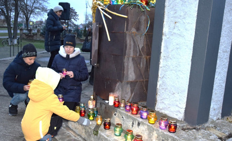Нетішинці запалили свічки та помолилися за спокій душ, закатованих штучними голодоморами