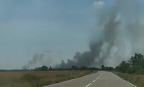 У Скадовську велика пожежа та чутно вибухи: відео та фото опублікували місцеві