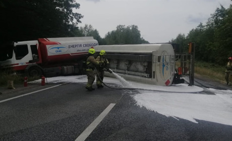 Автошлях з Сарн до Рівного перегородив бензовоз: що трапилося