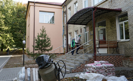 У Городку утеплюють фасад поліклініки. Які ще ремонтні роботи там планують провести