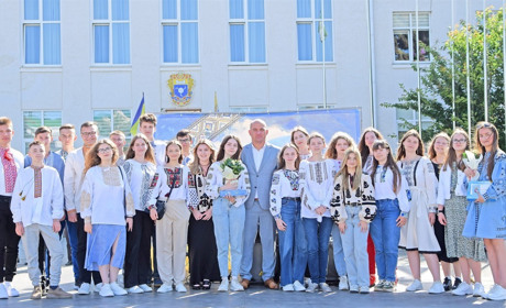 У День Конституції обдаровані діти Чортківської громади за досягнення у навчанні отримали стипендії