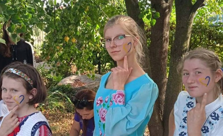 День усиновлення у Звягелі: родинне тепло, історії та творчість об'єднали дітей і батьків