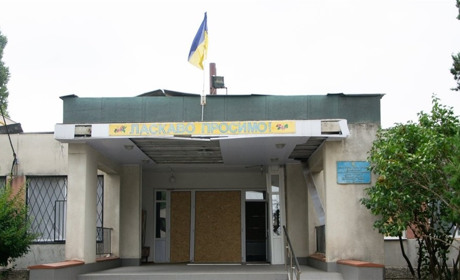 В Дачному на Одещині учні зняли зворушливе відео на фоні школи, яку ракетою пошкодили росіяни