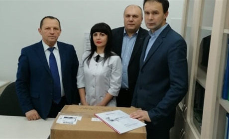 Новий тринокулярний мікроскоп отримала лікарня від громади міста