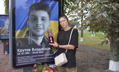 "Він ішов захистити незалежність України": посмертний орден Владислава Крутова вручили його мамі