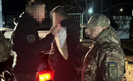 Торгували "білими квитками": працівника Роздільнянського ТЦК і правоохоронця затримало ДБР