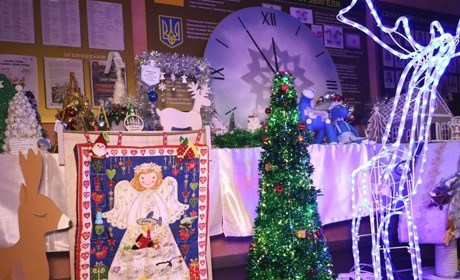 У Звягелі відкрили благодійну виставку дитячої творчості "Творчі та вільні"