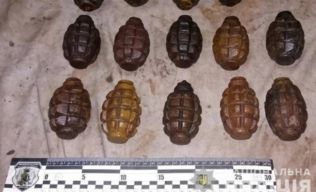 Для наживы или для подрывов неизвестные прятали в сельском тайнике тротил и гранаты