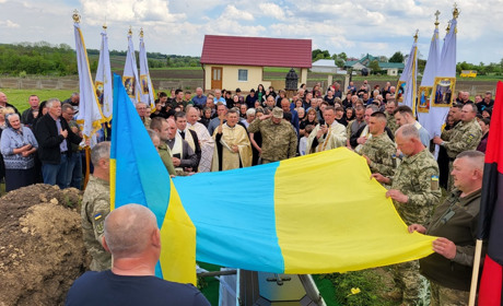 У Світлий понеділок на Чортківщині відбувся велелюдний похорон Героя Солтана Володимира