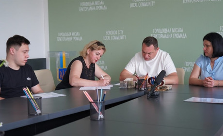 Вистачить на бус. У Городоцькій міській раді підрахували кошти, які збирали працівники культури