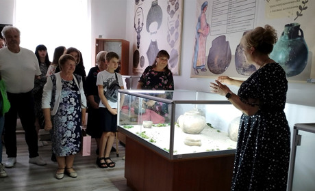 Кулясті амфори, сокири, прясла: вчителька з Киянки передала Краєзнавчому музею археологічні знахідки