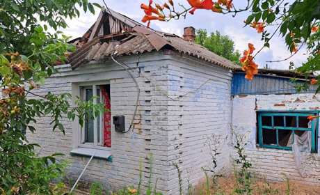 Ворожі обстріли на Херсонщині: пошкоджені житлові будинки та гуманітарний склад