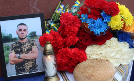 На стіні КЗ «Академічний ліцей Долинської міськради» відкривали меморіальну дошку Олександру Петрову