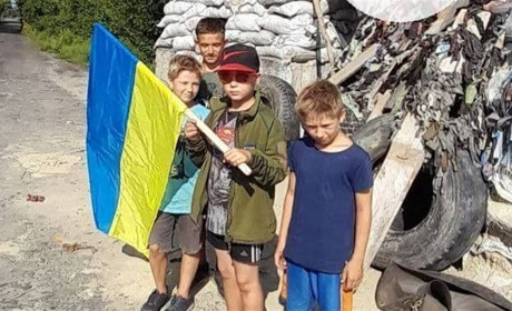 Хлопцям на незвичайний блок - пост подарували прапор України