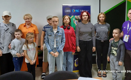 У Глухові дітям із інвалідністю й особливими освітніми потребами передали набори для навчання
