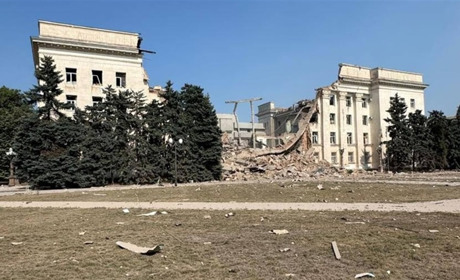 Росіяни знищили «білий дім» у Херсоні: як відреагували Міністр оборони та Президент