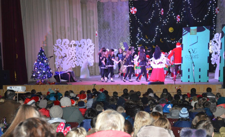 Як діти у Сватівському районі врятували Святого Миколая та запалили вогники на новорічній ялинці