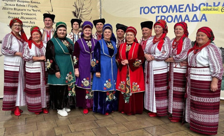 Патріотична хода та козацькі пісні: "Веселка" і "Мальви" з Переяславщини виступили у Гостомелі ФОТО