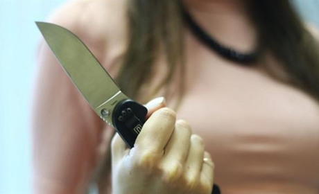 Жінка ударила ножем у груди коханого під час сварки, а потерпілий все одно хоче одружитися