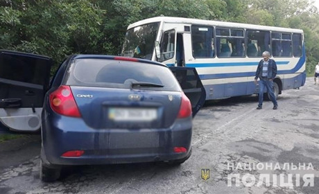 Рейсовий автобус «Тернопіль-Чортків» та легківка не розминулися (+фото)