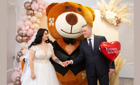 У День закоханих одружилися три пари. Молодят вітав ведмедик Тедді