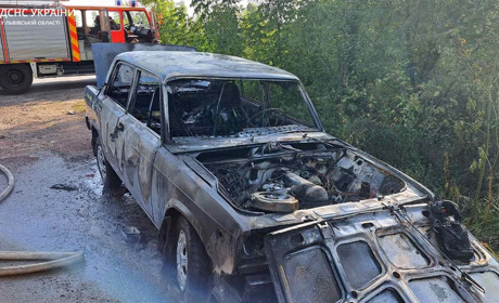 Під час руху загорівся автомобіль ВАЗ 2107. Пригода трапилася біля села Двірці