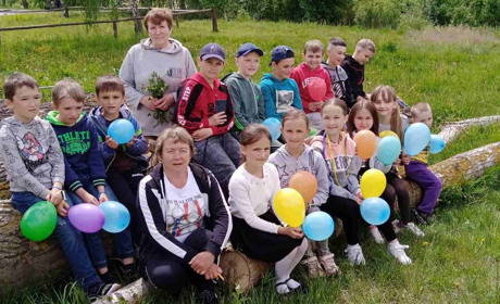 У Жовкинях бібліотека з дітьми святкувала і квестувала