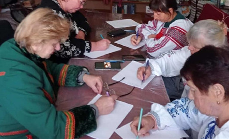 Диктант національної єдності писали і у Хомутинцях - рідному селі авторки тексту Євгенії Кузнєцової